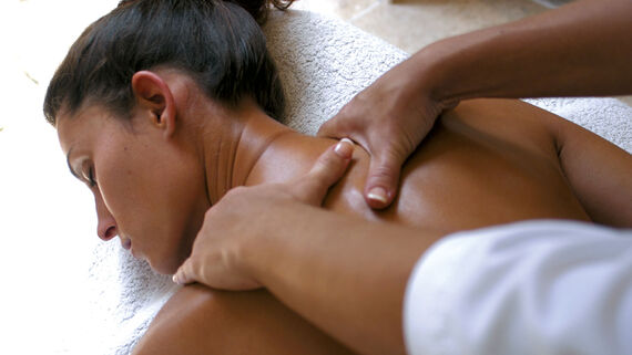 Эффективное использование массажа при болях в спине и шее